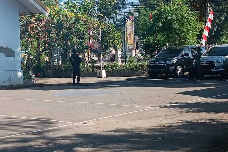 Tim KPK melakukan penggeledahan di kantor BPBD Kota Bima dengan dikawal aparat kepolisian.