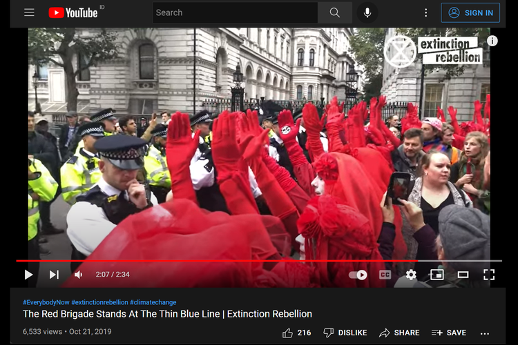 Tangkapan layar video di kanal YouTube Extinction Rebellion UK, menampilkan brigade merah ketika mereka menghadapi pembatasan polisi di Whitehall, London pada 8 Oktober 2019. 