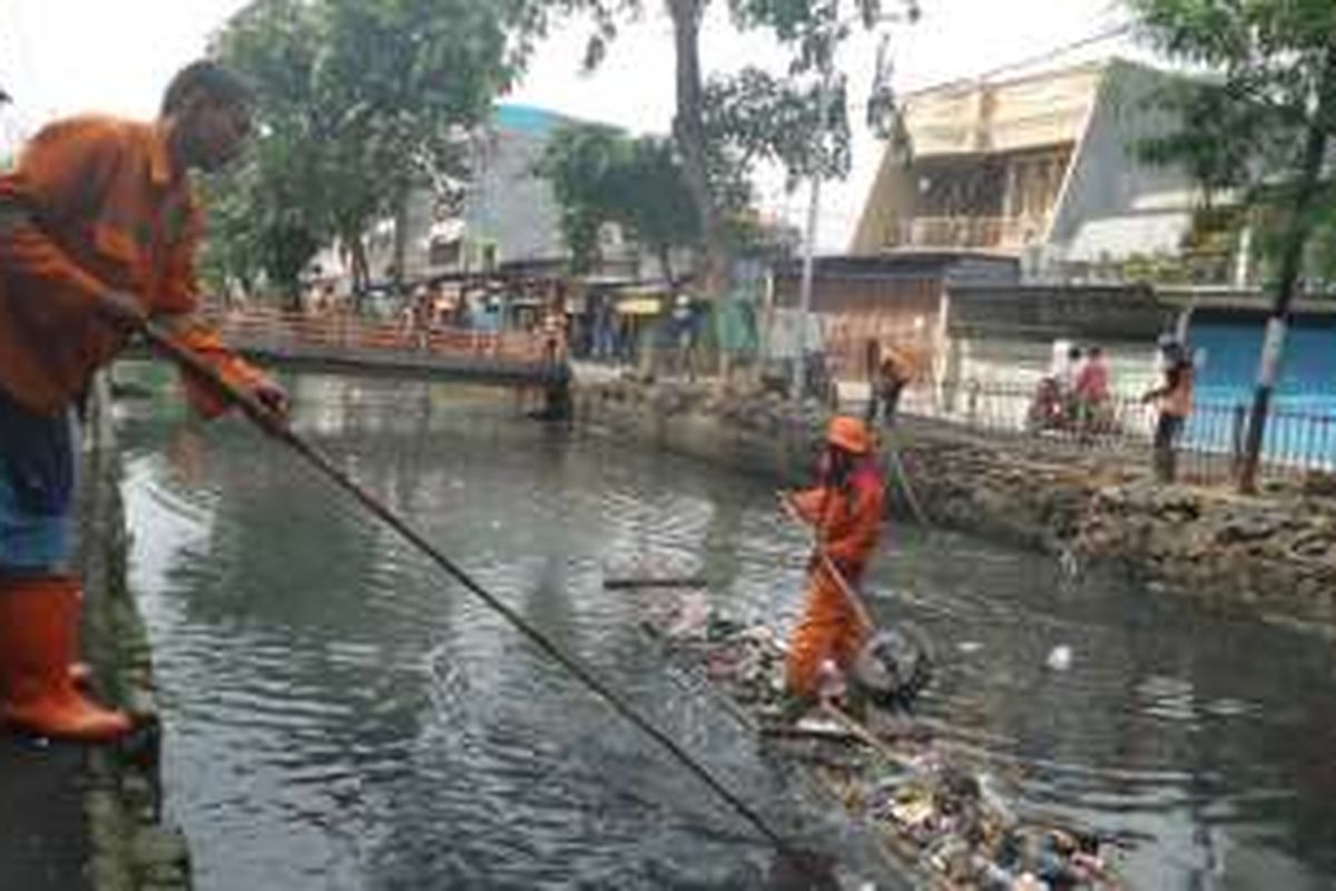 Kondisi Kali Krendang di Kecamatan Tambora, Jakarta Utara dipenuhi endapan lumpur