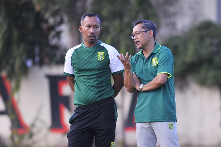 Pelatih baru Persebaya Surabaya Aji Santoso (kanan) berdiskusi dengan Uston Nawawi pada latihan rutin di Lapangan Mapolda Jatim, Surabaya, Kamis (31/10/2019) sore.