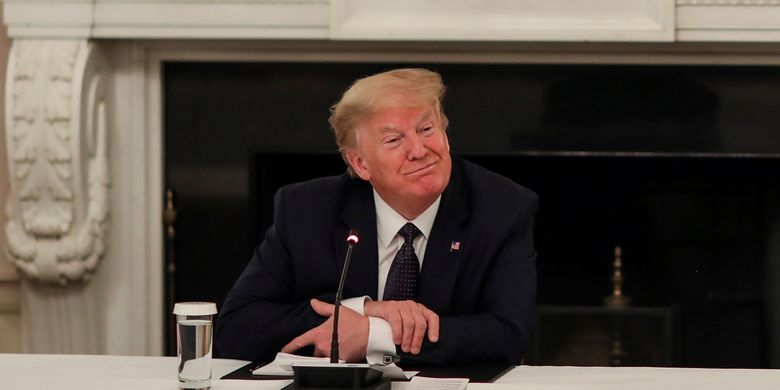 Presiden Amerika Serikat Donald Trump berbicara dengan pemilik restoran dan pelaku industri selama rapat penanganan virus corona di Ruang Jamuan Gedung Putih, Washington, pada 18 Mei 2020.