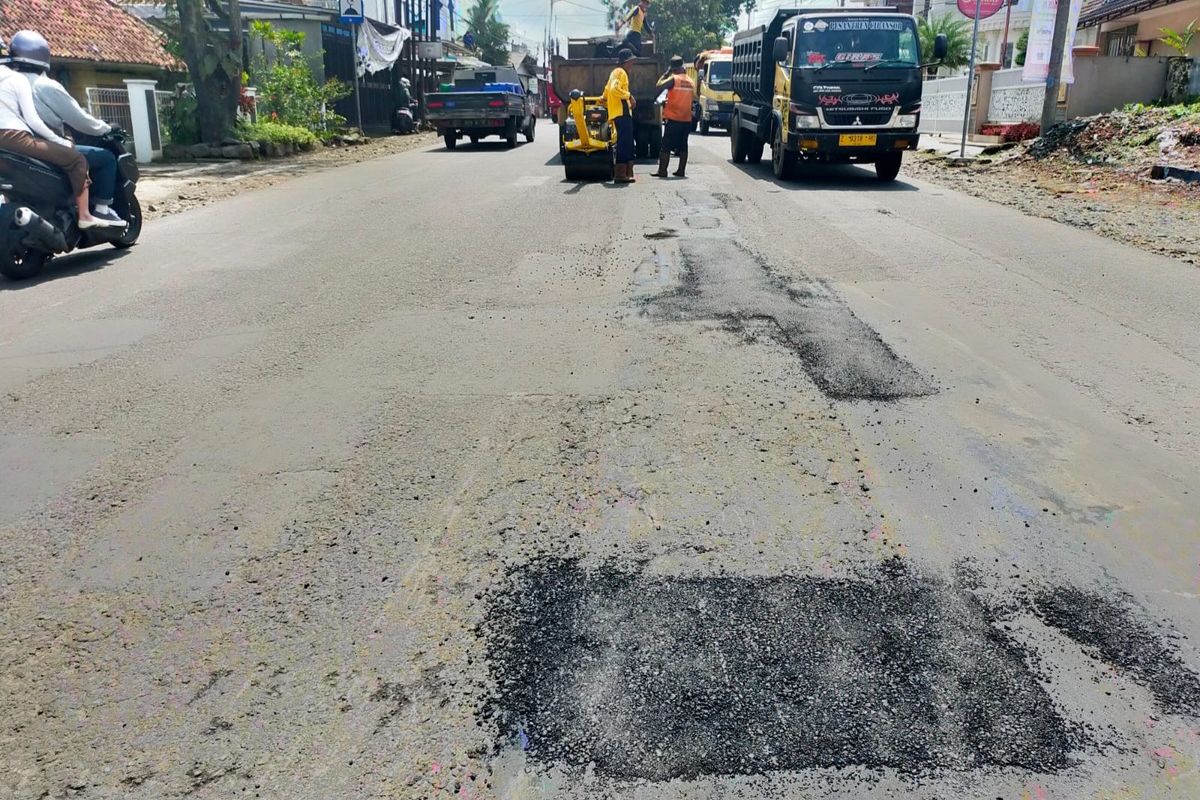 Petugas perbaikan hanya menambal jalan bolong dan rusak di jalur alternatif mudik Tasikmalaya-Garut di sepanjang jalan bergelombang di Mangkubumi, Kota Tasikmalaya, Jawa Barat, Senin (17/3/2025).