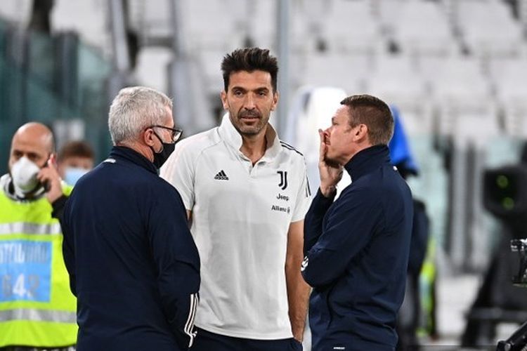 Kiper Gianluigi Buffon (tengah) berada di pinggir lapangan sebelum laga Juventus vs Napoli pada pekan kedua Serie A 2020-2021.