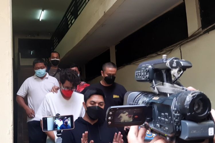 Aktor sekaligus musisi Ardhito Pramono hanya bisa menunduk saat dibawa petugas kepolisian untuk melakukan pemeriksaan kesehatan di Polres Metro Jakarta Barat.