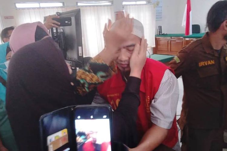 terdakwa kasus tabrak lari, Sugeng Guruh (41) mendapat dukungan moril dari keluarganya usai menjalani sidang perdana di Pengadilan Negeri Cianjur, Selasa (4/4/2023)