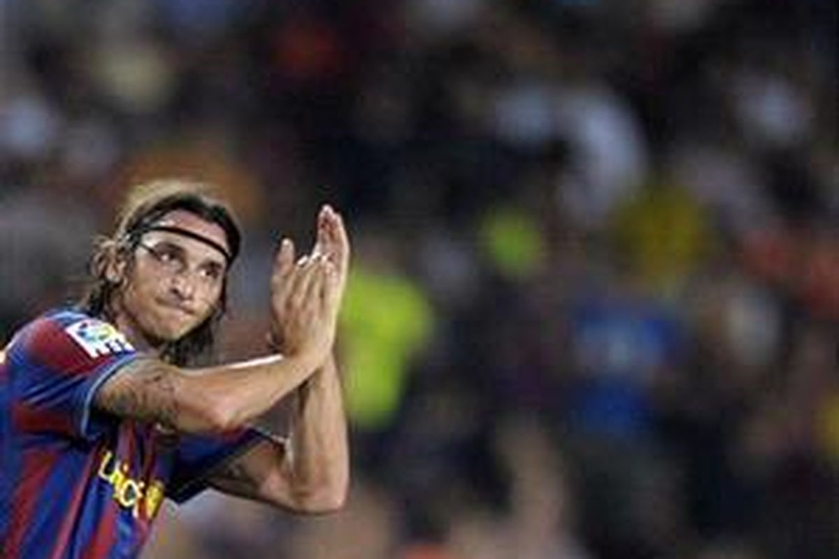 Striker Barcelona, Zlatan Ibrahimovic, absen saat timnya melawan mantan klubnya, Inter Milan.