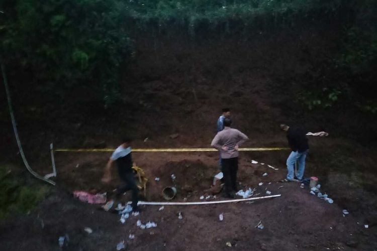 Seorang penambang pasir di Desa Cipelang, Kecamatan Cijeruk, Kabupaten Bogor, Jawa Barat, tewas tertimbun pasir galian ilegal setinggi lima meter, Minggu (6/11/2022).