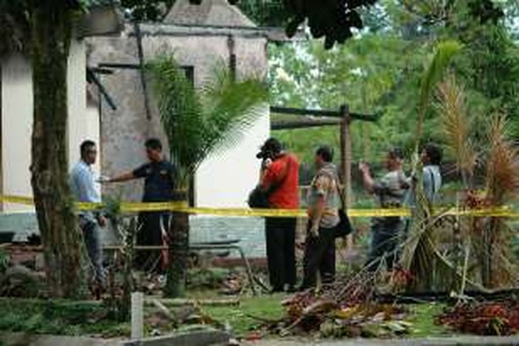 Petugas polisi melakukan olah tempat kejadian perkara di Sekretariat GMBI di Desa Tegal Waru, Kecamatan Ciampea Ciampea, Kabupaten Bogor, Jumat (13/01/2017).