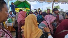 Jelang Nataru Khofifah Datangi Pasar Murah di Bangkalan, Beras 10 Ton Diburu Para Ibu