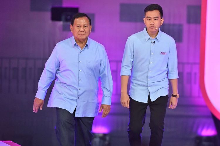 Calon presiden-wakil presiden nomor urut 2 Prabowo Subianto dan Gibran Rakabuming Raka memasuki ruangan untuk mengikuti debat kedua calon wakil presiden Pemilu 2024 di JCC, Jakarta, Jumat (22/12/2023). Gibran menyebut soal hilirisasi digital dalam Debat Cawapres 2024.