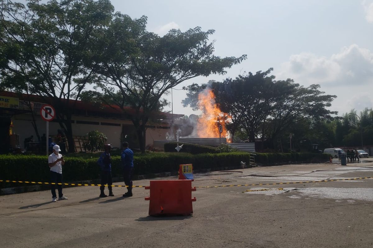 Semburan api di rest area KM 86 arah Jakarta Tol Cipali pada Rabu (26/4/2023) yang membuat rest area tersebut ditutup sementara oleh Astra Tol Cipali. 