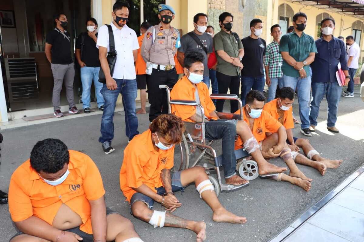 Lima dari delapan perampok dan penadah diamankan personel Polres Asahan. Kapolres Asahan, AKBP Putu Yudha Prawira menjelaskan perampokan terhadap sopir truk pengangkut buah kelapa sawit oleh tujuh pelaku di Dusun III, Desa Aek Nabuntu, Kecamatan Aek Ledong, Asahan terjadi pada Minggu (8/5/2022). Polisi meringkus 8 orang perampok dan penadah serta mengejar 2 orang perampok yang masih DPO.