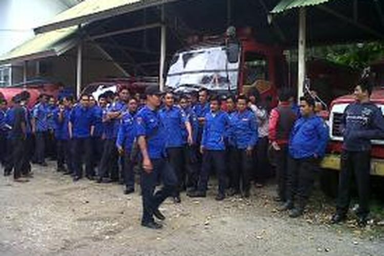 Tak terima gajinya disunat, ratusan petugas Pemadam Kebakaran (Damkar) di Kabupaten Bone, Sulawesi Selatan menggelar unjukrasa. Senin, (20/01/2014).