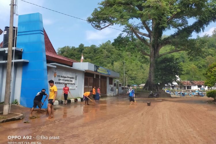 Dampak Banjir Pelabuhan Sadeng, dan Akses Jembatan Yang Putus akibat Terjangan Air di Kapanewon Girisubo, Gunungkidul