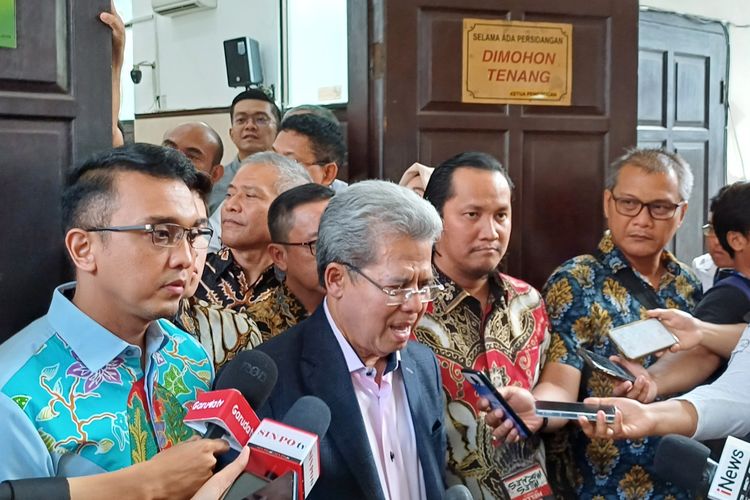 Tim penasihat hukum Aiman Witjaksono, Todung Mulya Lubis (tengah), saat jumpa pers di Pengadilan Negeri Jakarta Selatan, Selasa (27/2/2024).