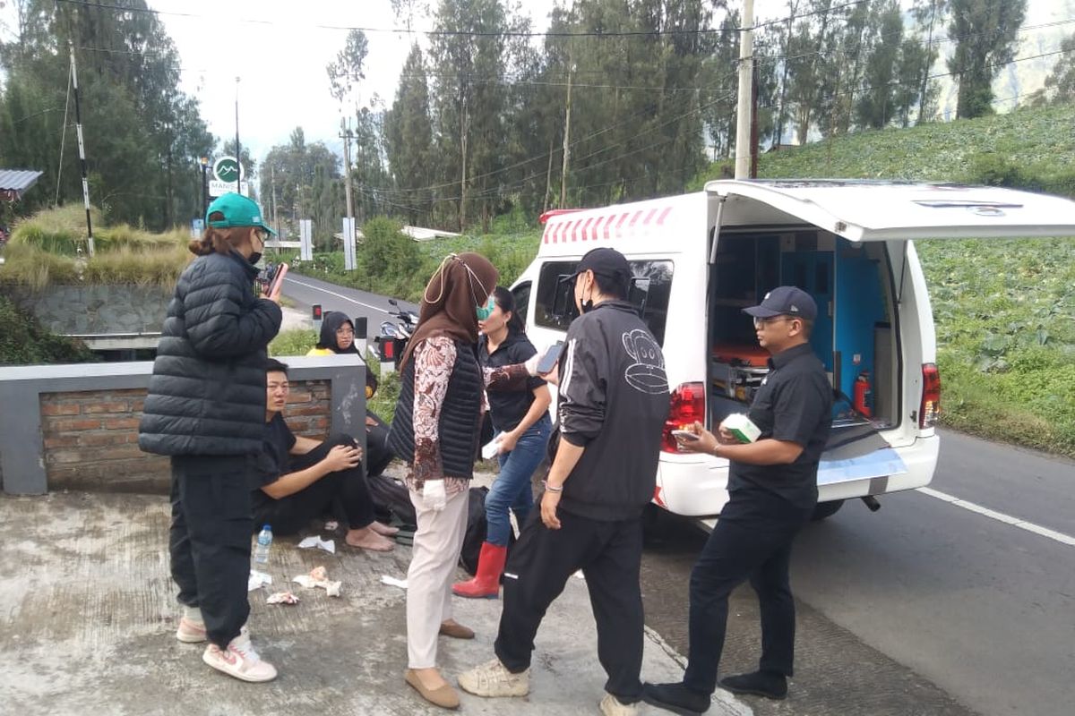 Wisatawan China duduk di tanah usai mengalami kecelakaan saat naik motor matic di Jalur Bromo, Jumat (4/7/2025) pagi tadi. 