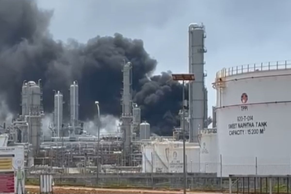 Kebakaran yang terjadi di kawasan Kilang PT Trans Pacific Petrochemical Indotama (TPPI) Tuban yang menimbulkan ledakan keras dan asap tebal hingga membuat warga sekitar lokasi kejadian panik berlarian mengungsi ke tempat aman, Kamis (16/10/2025).