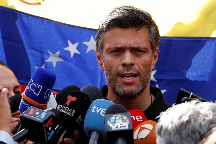 Pemimpin oposisi Venezuela Leopoldo Lopez berbicara kepada media di kediaman Dubes Spanyol di Caracas, Venezuela, Rabu (2/5/2019). (REUTERS/Carlos Garcia Rawlins)