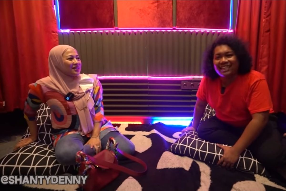 Komika Marshel Widianto (kanan) berbincang dengan Shanty Denny.