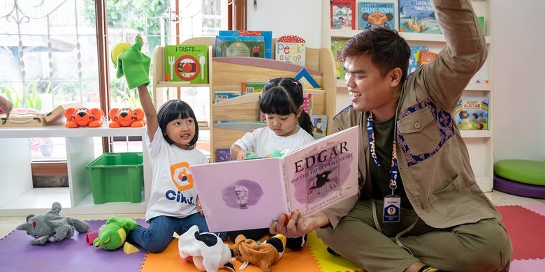 Rumah Main Cikal menerapkan pendekatan Play-Based Learning dalam praktik belajar mengajar pada anak usia dini. 