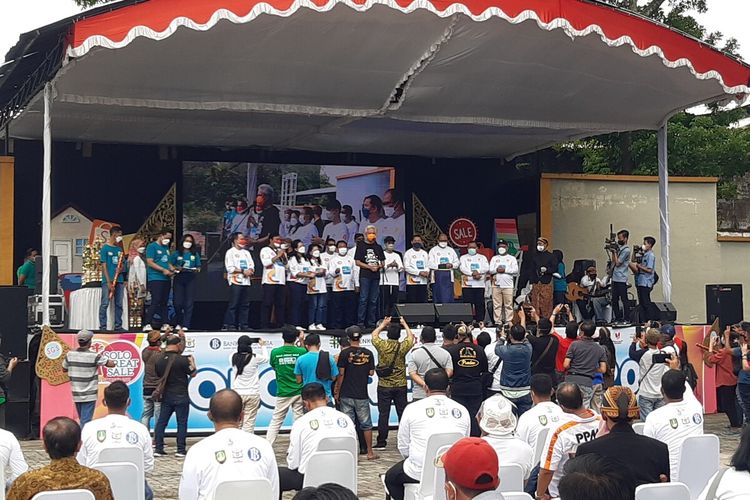 Gubernur Jateng Ganjar Pranowo, Wali Kota Solo Gibran Rakabuming Raka dan panitia SGS 2021 dalam acara penutupan di Bengawan Solo Park, Minggu (31/10/2021).