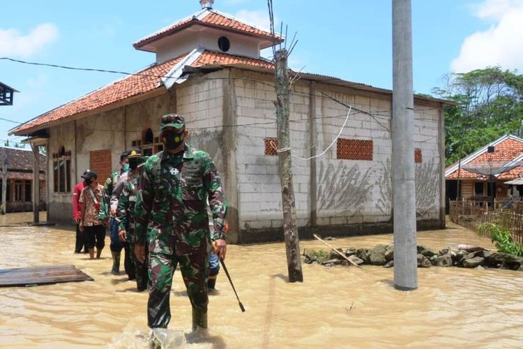 Dandim 0608 Cianjur Letkol Kav Rcky Arinuryadi meninjau lokasi banjir bandang di tiga kecamatan di Cianjur, Sabtu (3/10/2020).