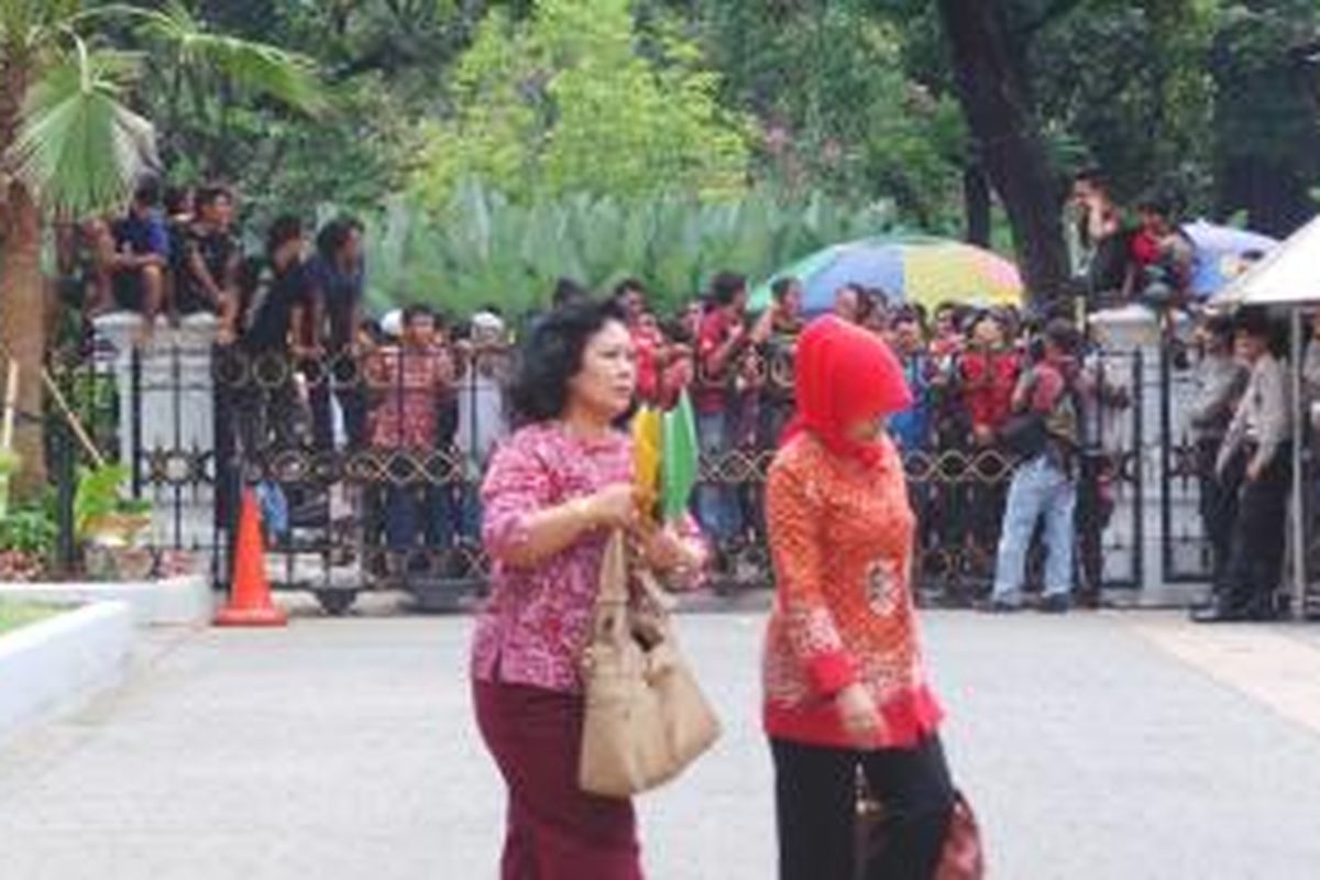 Ratusan sopir Metromini di Jakarta berunjk rasa di depan Balaikota Jakarta, Kamis (29/8/2013). Tak hanya berunjuk rasa, para sopir juga mengganggu pegawai negeri sipil di sana.