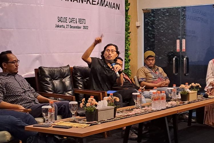 Ketua Perhimpunan Bantuan Hukum Indonesia (PBHI) Julius Ibrani dalam jumpa pers catatan akhir tahun mengenai kondisi penegakan hukum di Indonesia sepanjang tahun 2022 di kawasan Tebet, Jakarta Selatan, Selasa (27/12/2022). 