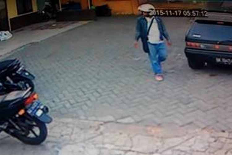 rekaman CCTV pencurian ponsel pengemudi Go-Jek