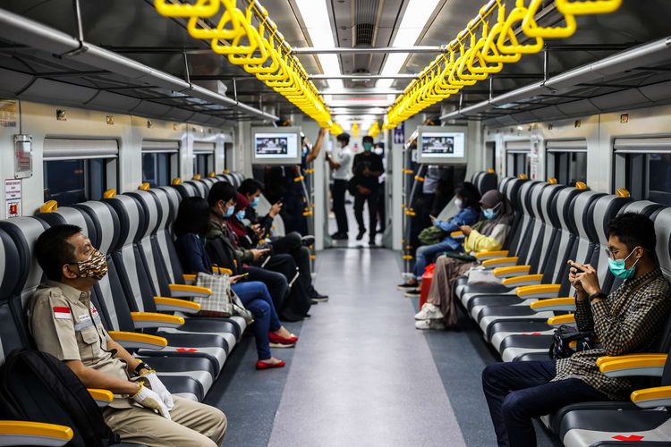 Warga menggunakan KAI Bandara Premium dengan rute menuju Bandara Soekarno-Hatta di Jakarta, Kamis (1/4/2021). PT Railink yang merupakan operator Kereta Api Bandara di Indonesia meluncurkan layanan baru, yakni KAI Bandara Premium.