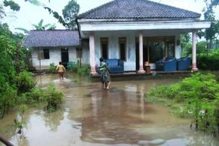 Warga Dusun Pondok Rampal, Desa Pondok Joyo, Kecamatan Semboro, Jember Jawa Timur, Minggu (28/12/2014) siang, mulai kembali ke rumahnya, pasca air yang menggenangi rumah mereka mulai menyusut.