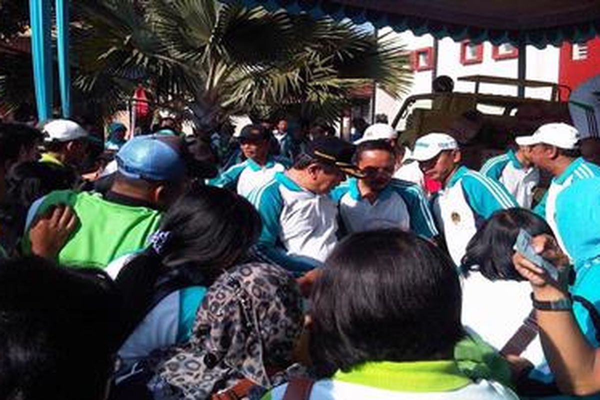 Ribuan pegawai negeri sipil di Kabupaten Madiun, Jawa Timur, memadati pasar murah yang digelar di halaman kantor pemda, Jumat (10/8/2012).