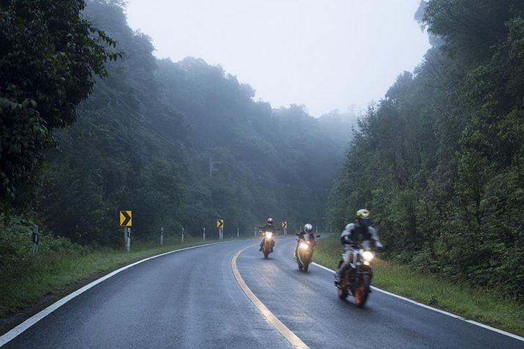 Ilustrasi Berkendara Sepeda Motor di Musim Hujan