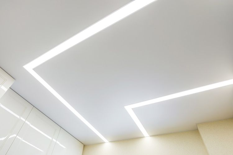 Plafon PVC dapat diintegrasikan dengan pencahayaan yang menarik sehingga tampilan rumah menjadi lebih elegan. 