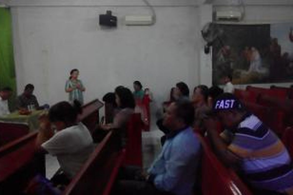 Aktifitas jemaat Gereja Kristen Protestan Indonesia di Cipinang Muara, Jatinegara, Jakarta Timur, Jumat (24/7/2015).