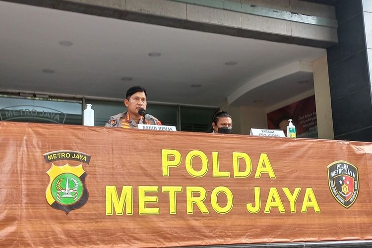 Kabid Humas Polda Metro Jaya Kombes Endra Zulpan saat mengumumkan status tersangka Ipda OS dalam kasus penembakan di Exit Tol Bintaro, Selasa (7/12/2021) di Mapolda Metro Jaya.