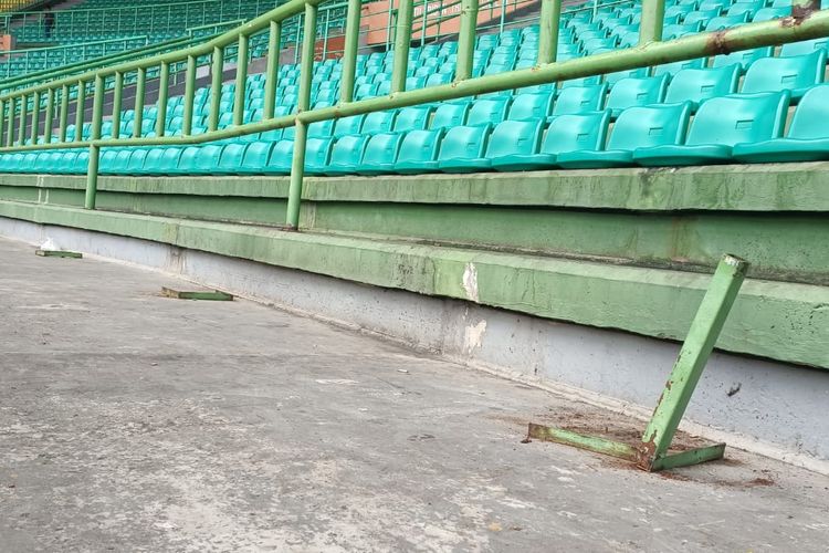 Bangku disabilitas yang dirusak oleh penonton dalam laga lanjutan pertandingan sepak bola Liga 2 di tribun timur Stadion Candrabhaga, Kota Bekasi, pada Senin (19/9/2022) kemarin. Selain bangku penonton, satu pos pengamanan yang terletak di luar pintu masuk tribun timur juga ikut dirusak oleh suporter. 