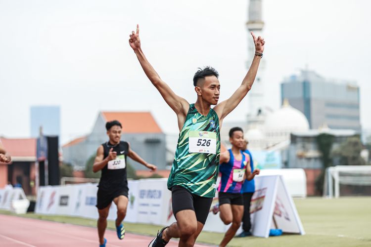 Arfiansyah Adi Yuliarta, siswa SMA Hang Tuah 1 Surabaya, mencatatkan rekor nasional SAC Indonesia 2023 nomor 100 meter dengan catatan waktu 10,86 detik pada final East Java Qualifiers di Lapangan Atletik THOR, Surabaya, Minggu (10/12/2023). 
