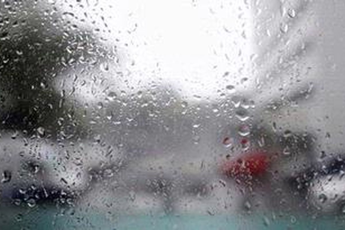 Air hujan menempel di kaca sebuah gedung perkantoran saat hujan deras mengguyur kawasan Senayan, Jakarta Pusat, Selasa (18/12). Badan Meteorologi Klimotologi dan Geofisika memperkirakan puncak musim hujan akan terjadi pada bulan Januari 2013. 

Kompas/Hendra A Setyawan (HAS)
18-12-2012