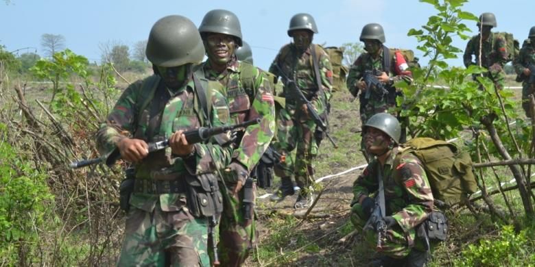 Sejumlah pasukan TNI AD melakukan latihan perang di Hutan Baluran, untuk meningkatkan kemampuan dalam menjaga NKRI.