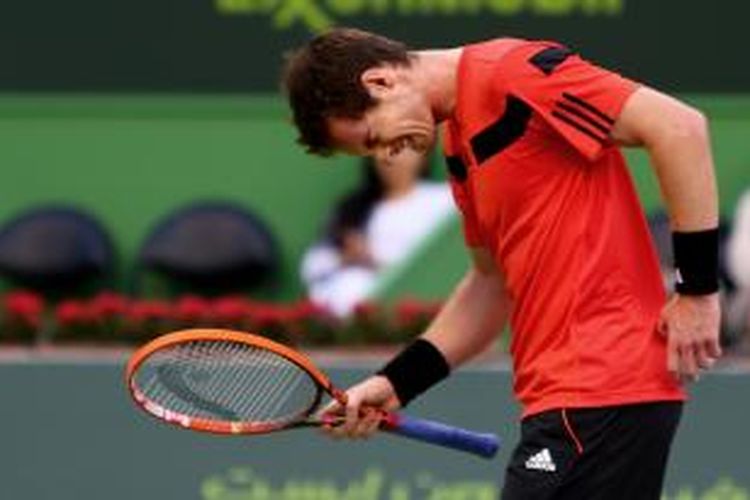 Petenis Inggris, Andy Murray berteriak kesal setelah kehilangan poin saat menghadapi Florian Mayer dari Jerman pada babak kedua Qatar Open di Doha, Rabu (01/01/2013).