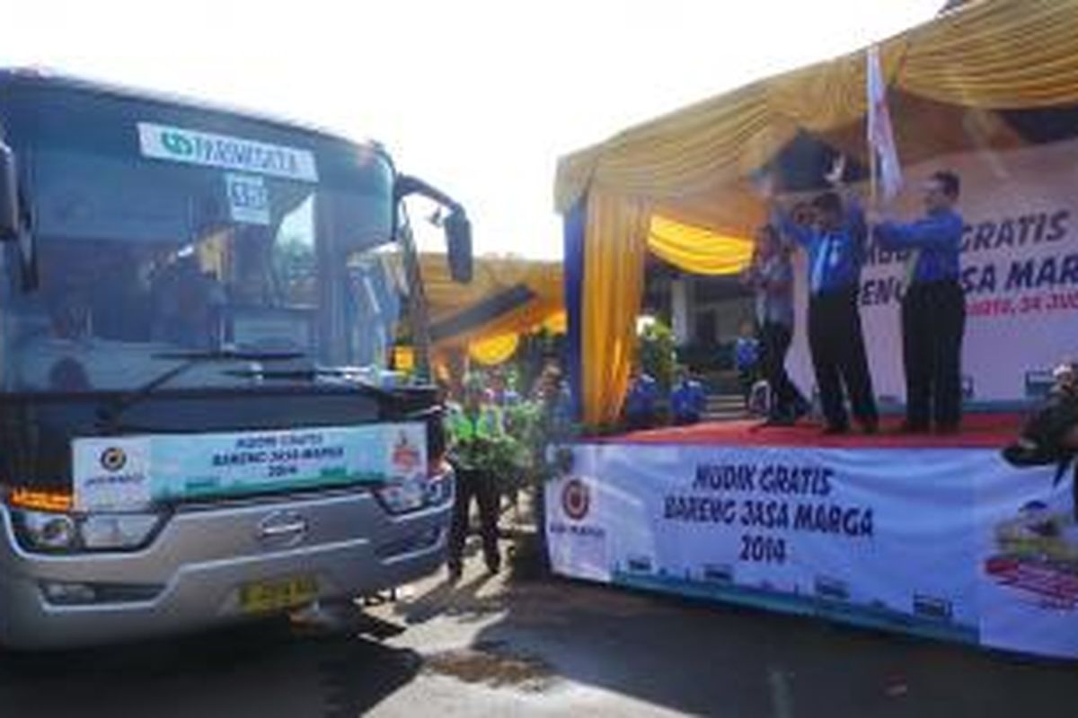 Jasa Marga melepas 911 orang yang mengikuti program mudik gratis Idul Fitri tahun ini. Acara mudik tersebut melepas keberangkatan 20 bus dari TMII, Jakarta Timur. Kamis (24/7/2014).