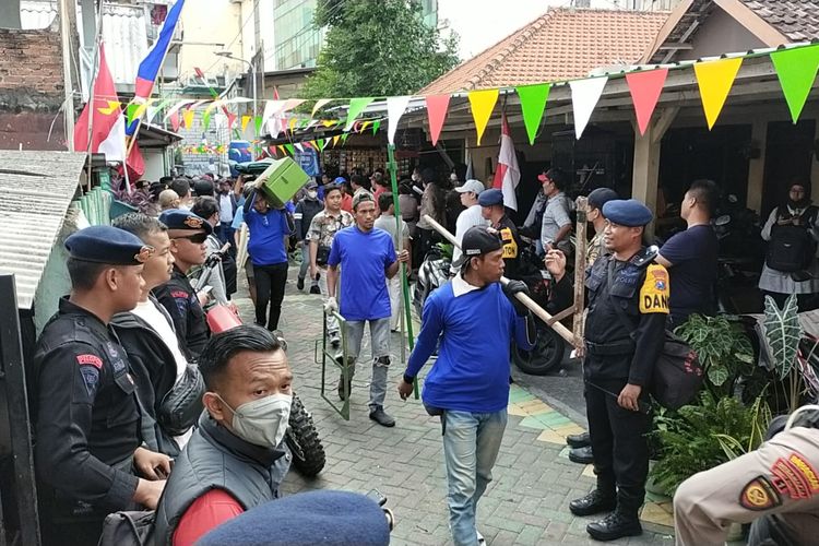 Proses pengosongan rumah warga di Surabaya