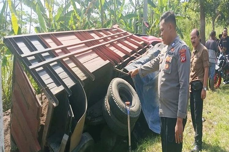 Kondisi truk usai menabrak sepeda motor sehingga menewaskan pasangan suami istri di jalur Jonggol., Cianjur, Jawa Barat, Rabu (5/7/2023)