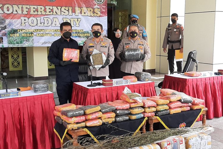 Kapolda DIY Irjen Pol Asep Suhendar (berdiri ditengah), Direktur Reserse Narkoba Polda DIY Kombes Pol Adhi Joyokusumo dan Kabid Humas Polda DIY Kombes Pol Yuliyanto saat menunjukan barang bukti ganja.