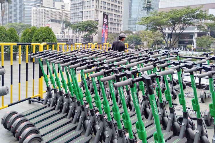 Sejumlah skuter listrik Grab Wheels diparkirkan di salah satu lokasi parkir GrabWheels di FX Sudirman, Jakarta Pusat, Rabu (30/10/2019).