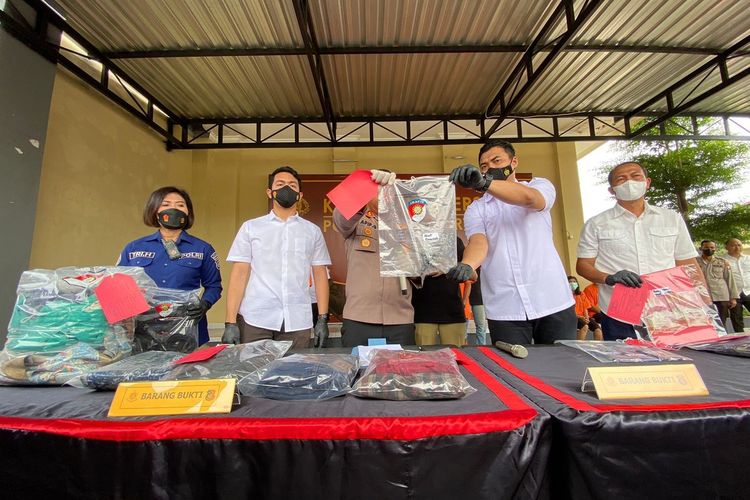 Konferensi pers di Mapolres Mojokerto, terkait pembunuhan berencana terhadap seorang pria yang mayatnya ditemukan di tepi Jurang di wilayah Pacet, Kabupaten Mojokerto, Jawa Timur.