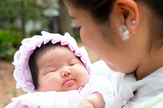 Tips Lindungi Bayi dari Dampak Buruk Sinar Matahari Tanpa Sunscreen