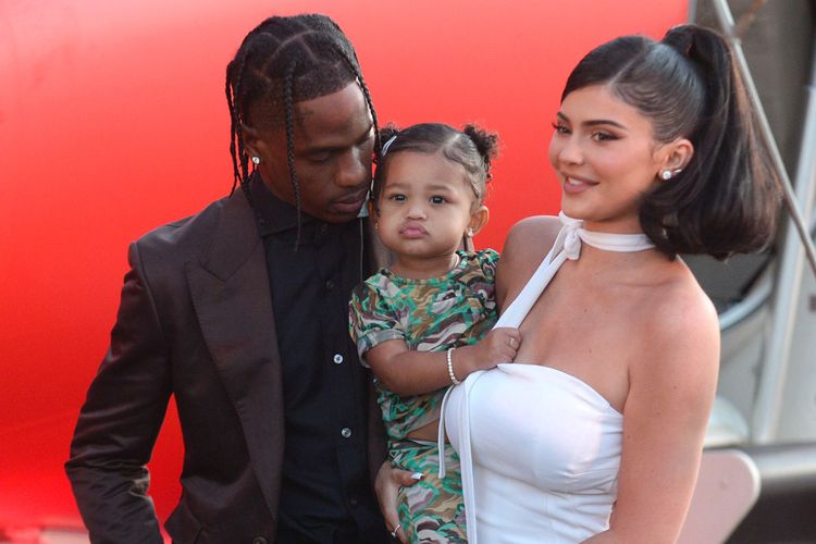 Stormi Webster (tengah) tampil bersama kedua orangtuanya, rapper Travis Scott dan Kylie Jenner pada premier dokumenter Travis Scott: Look Mom I Can Fly.