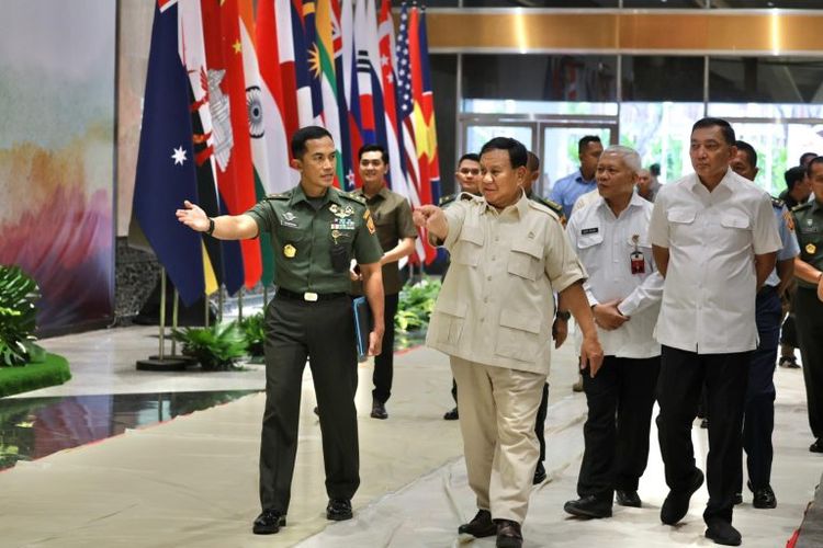 Menteri Pertahanan (Menhan) Republik Indonesia (RI) Prabowo Subianto meninjau langsung kesiapan pelaksanaan puncak 17th Asean Defence Ministers? Meeting and 10th Asean Defence Ministers? Meeting-Plus (17th ADMM & 10th ADMM-Plus) di Jakarta Convention Centre (JCC) Senayan, Jakarta, Selasa (14/11/2023).

